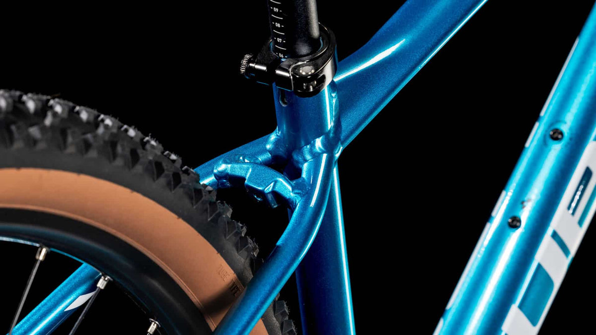 Cube Attention Pro metallicteal n white