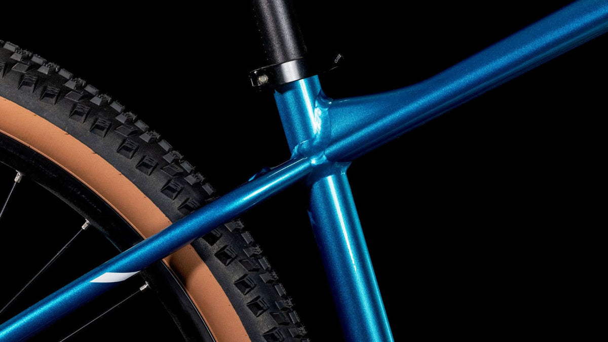 Cube Attention Pro metallicteal n white