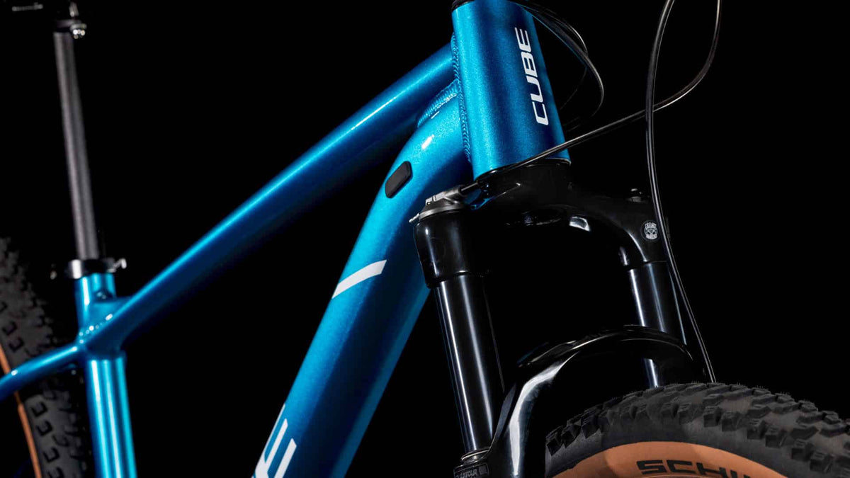 Cube Attention Pro metallicteal n white