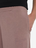 brīvā laika bikses ess script comfort sweatpants tr cl sand pu 691763 88 2